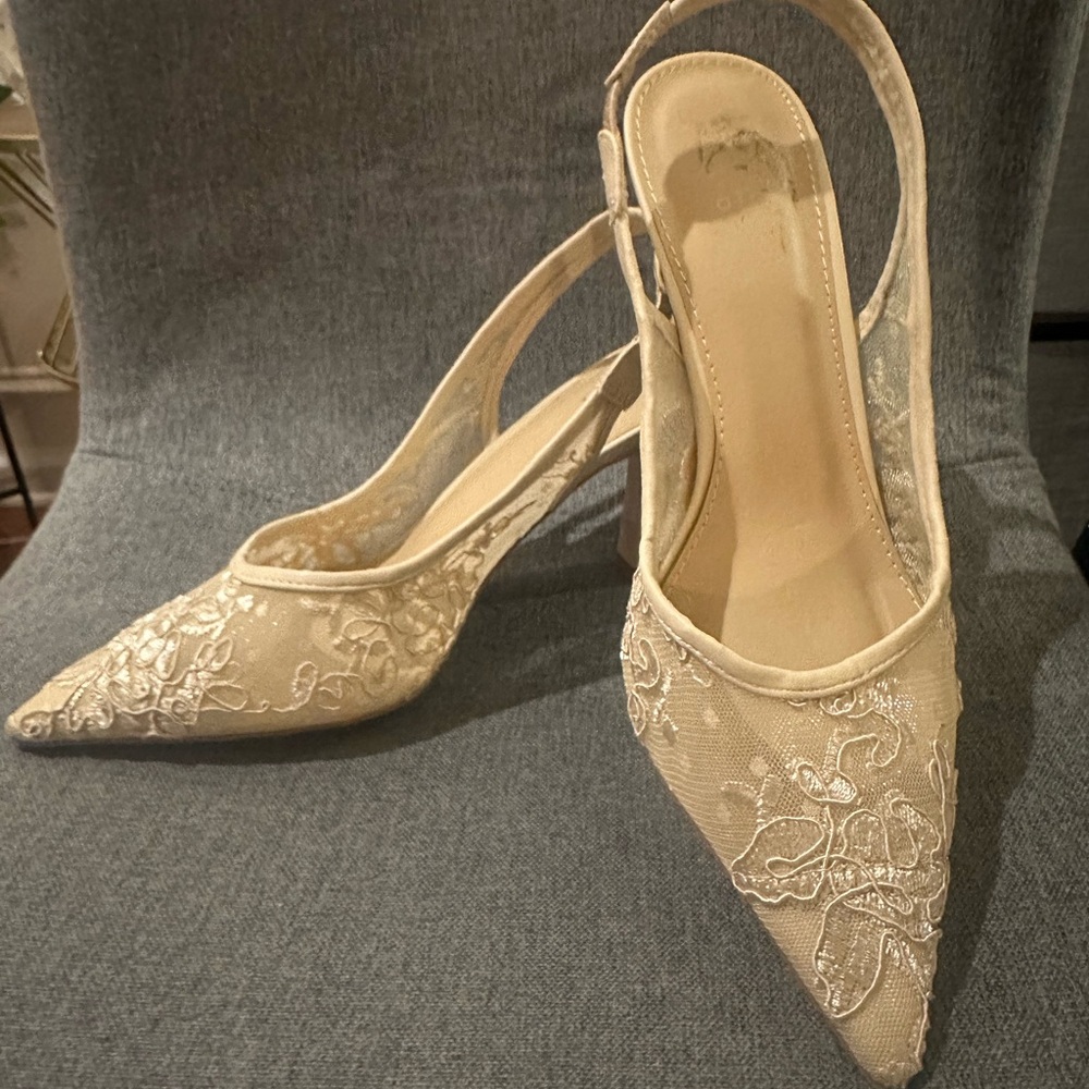Nicole Miller Cream Lace Pointed Heels